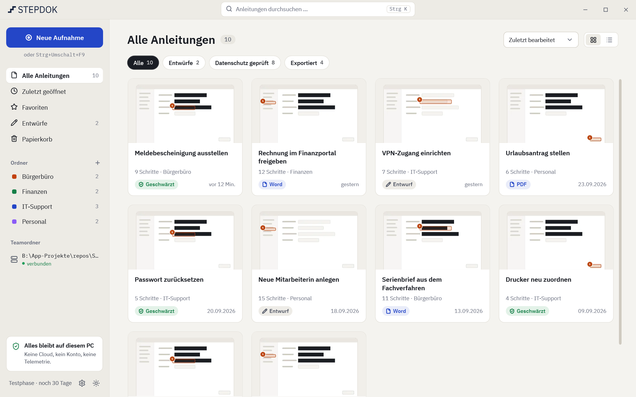 Die Bibliothek von stepdok: Seitenleiste mit „Neue Aufnahme“, Bereichen, Ordnern und Teamordner, rechts Kacheln der Anleitungen mit Status wie „Geschwärzt“, „Entwurf“, „Word“ und „PDF“.